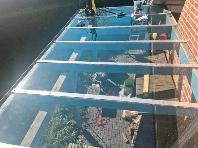 Glasdach einer Terrasse während der Reinigung