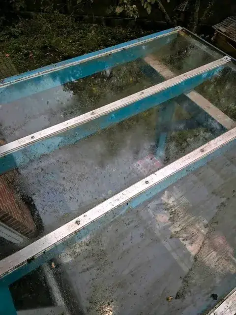 Verschmutztes Glasdach einer Terrassenüberdachung
