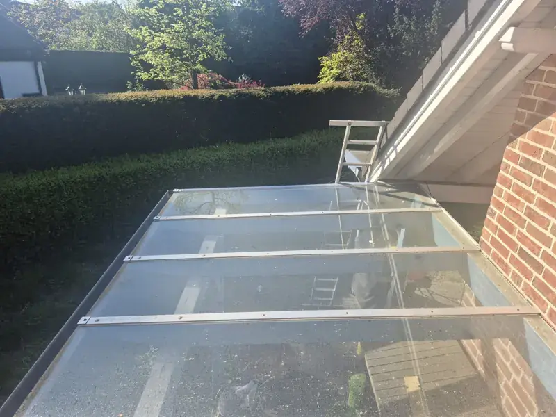 Sauberes Glasdach einer Terrassenüberdachung